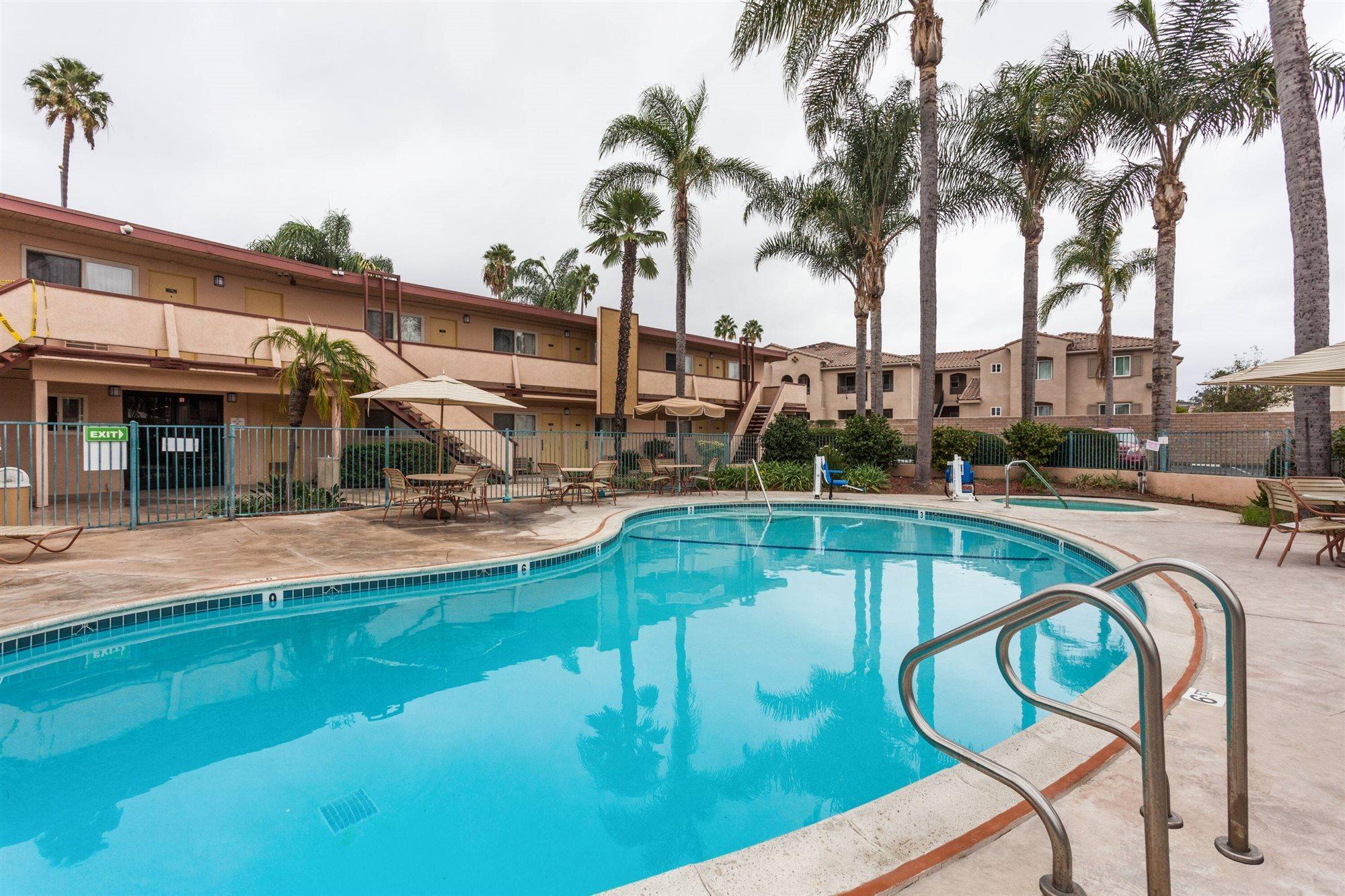 Super 8 By Wyndham Oceanside Marty'S Valley Inn מראה חיצוני תמונה