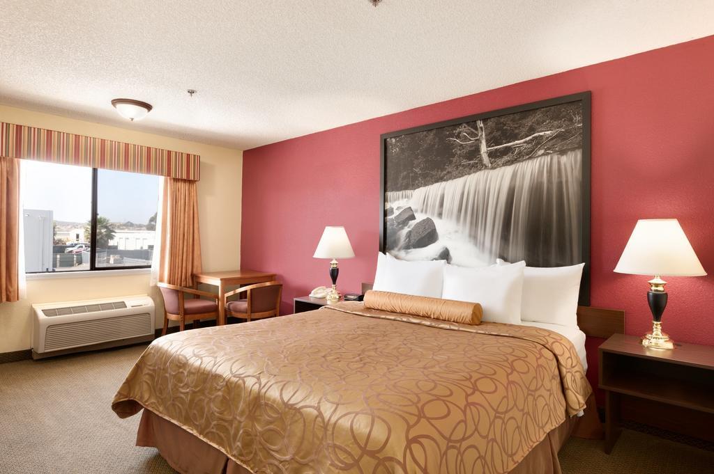 Super 8 By Wyndham Oceanside Marty'S Valley Inn מראה חיצוני תמונה