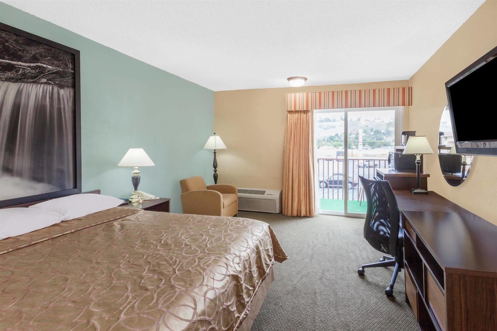Super 8 By Wyndham Oceanside Marty'S Valley Inn מראה חיצוני תמונה